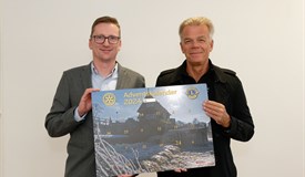 Eckart Pfeiffer (rechts), Präsident des Rotary Clubs Celle, präsentiert gemeinsam mit Oliver Kuhls den Adventskalender. 