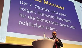 Ahmad Mansour bei seinem Vortrag in Celle.
