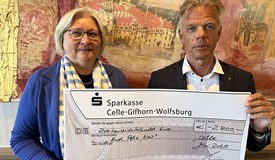 Eckart Pfeiffer, Präsident RC Celle, und Monika Nerreter (RC Celle-Schloss) ) 