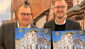 Die Präsidenten Ralf Leineweber (RC Celle, links) und Werner Heyer (Lions Club Celle) mit den Kalendern.
