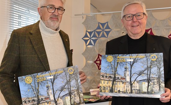 Präsntieren den neuen Adventskalender: die Präsidenten Dieter Kleinwegen (rechts) und Ross Penningotn (Lions).